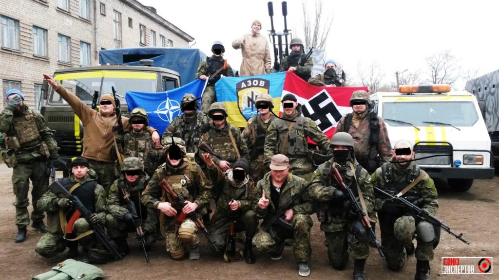 На роликах тот самый украинский неонацист Виталий Регор, если конечно эти оба ролика не фейк. 9 мая он напал на людей, участвующих в шествии "Забытый полк", сорвав с женщины георгиевскую ленточку