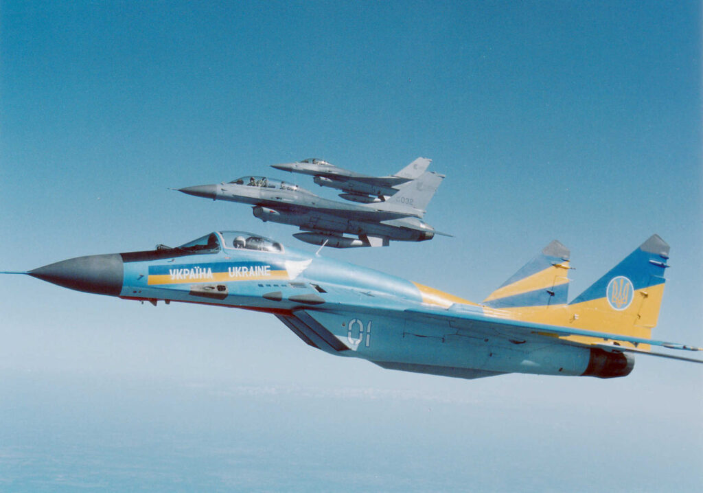 Почему в эпоху истребителей-невидимок американские военные продолжают модернизировать F-16?